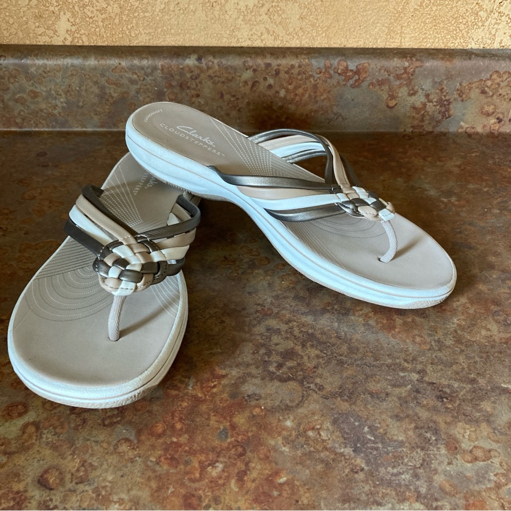 Cloudsteppers by Clarks Size 8M Breeze Coral metallic combo flip flop sandals